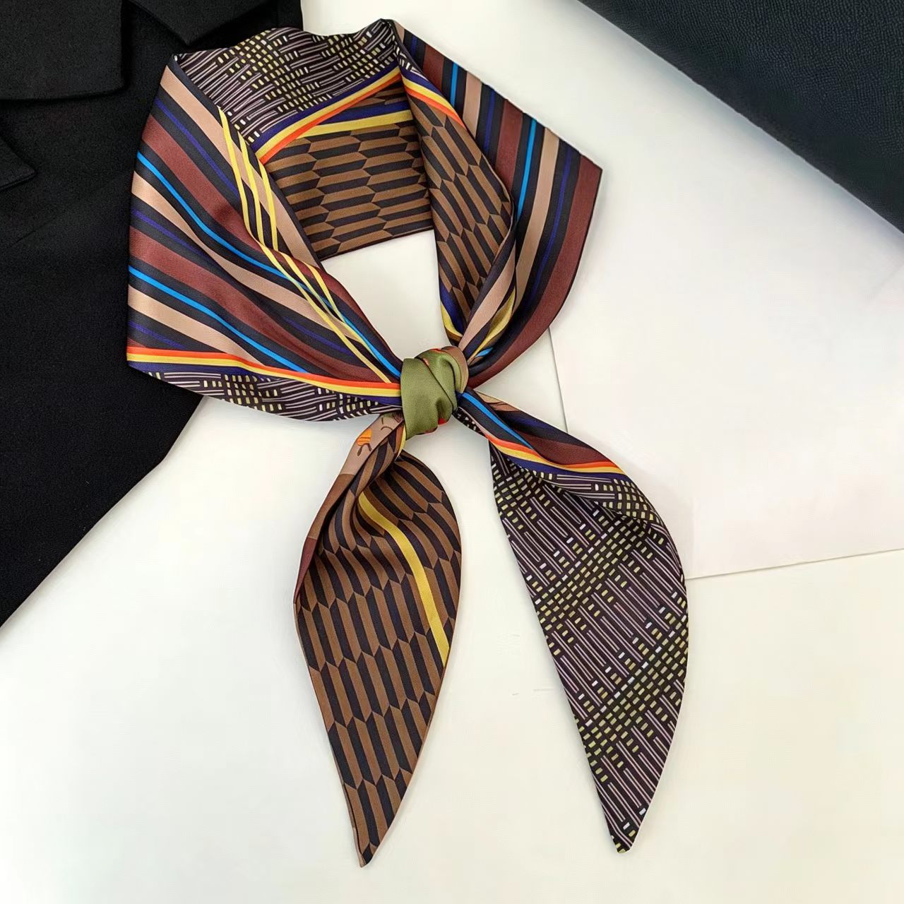 Women Bags On Sale - وشاح حرير فاخر مطبوع طويل بشريط،
