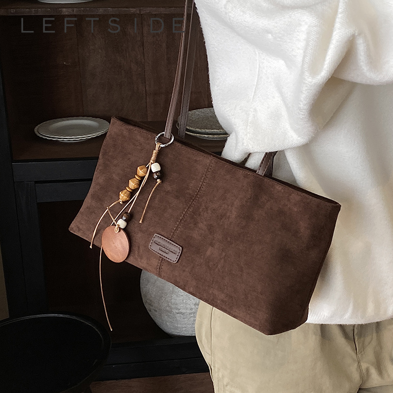 Women Bags 2026 Trends - حقيبة كتف من الجلد المدبوغ بتصميم