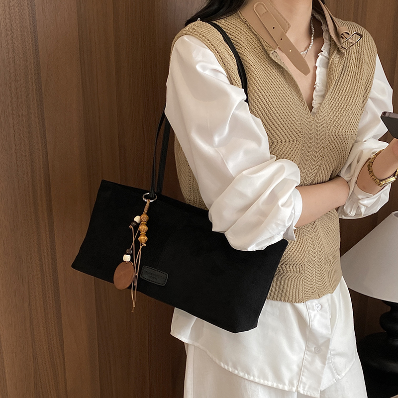 حقيبة كتف من الجلد المدبوغ بتص - مراجعة Women Bags 2026 Trends وسعره